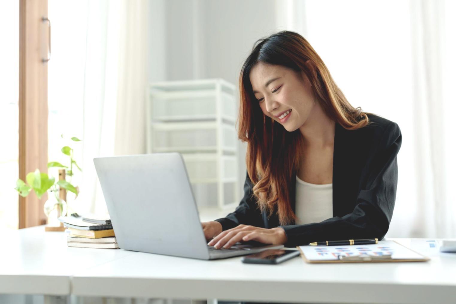 Vue d'ensemble de la salle de formation avec postes de test gaming